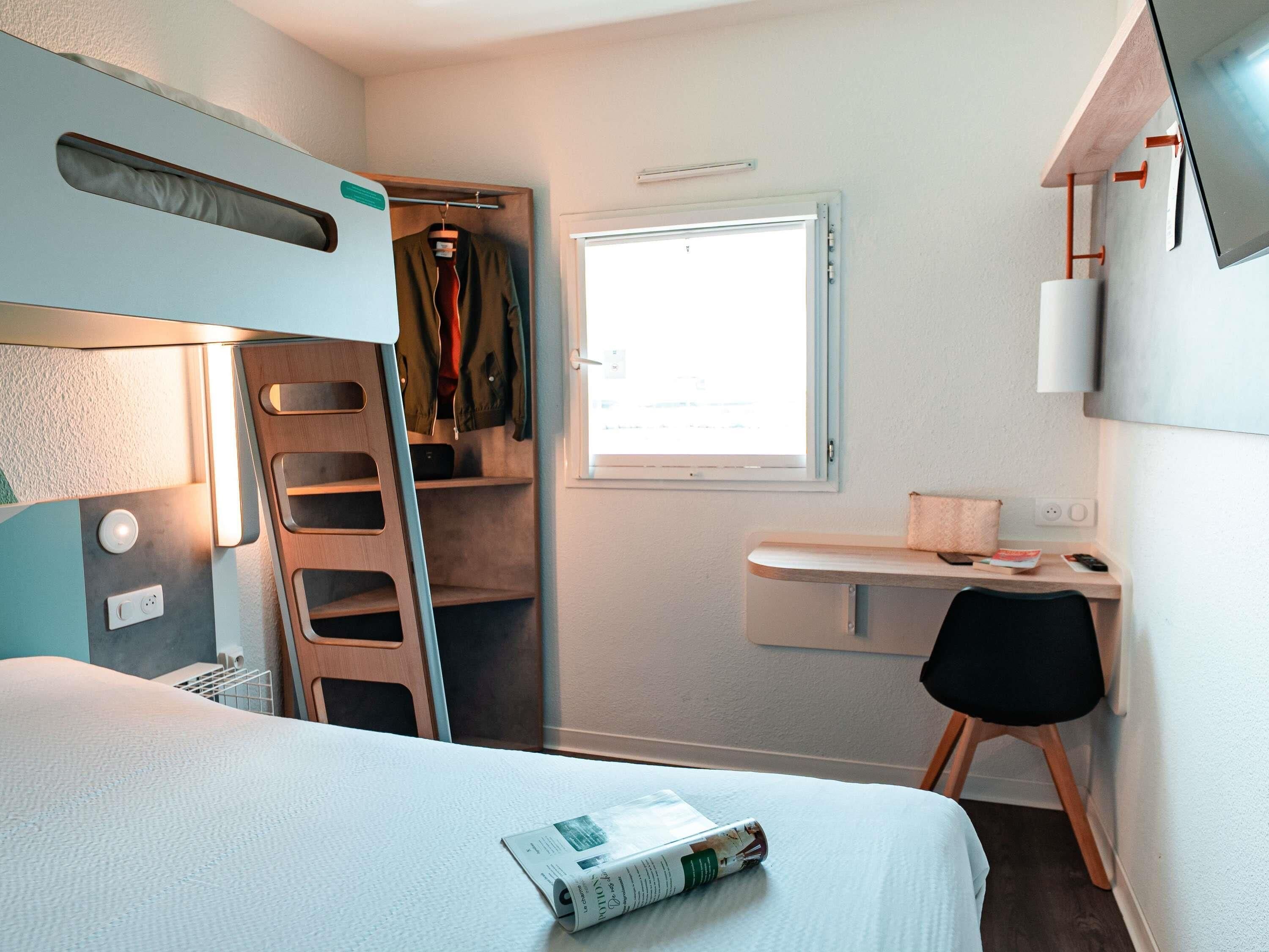 Triple Room, Multiple Beds | Desk, blackout drapes, free WiFi, bed sheets