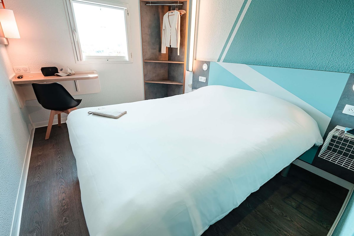 Escritorio, cortinas blackout, wifi gratis y ropa de cama