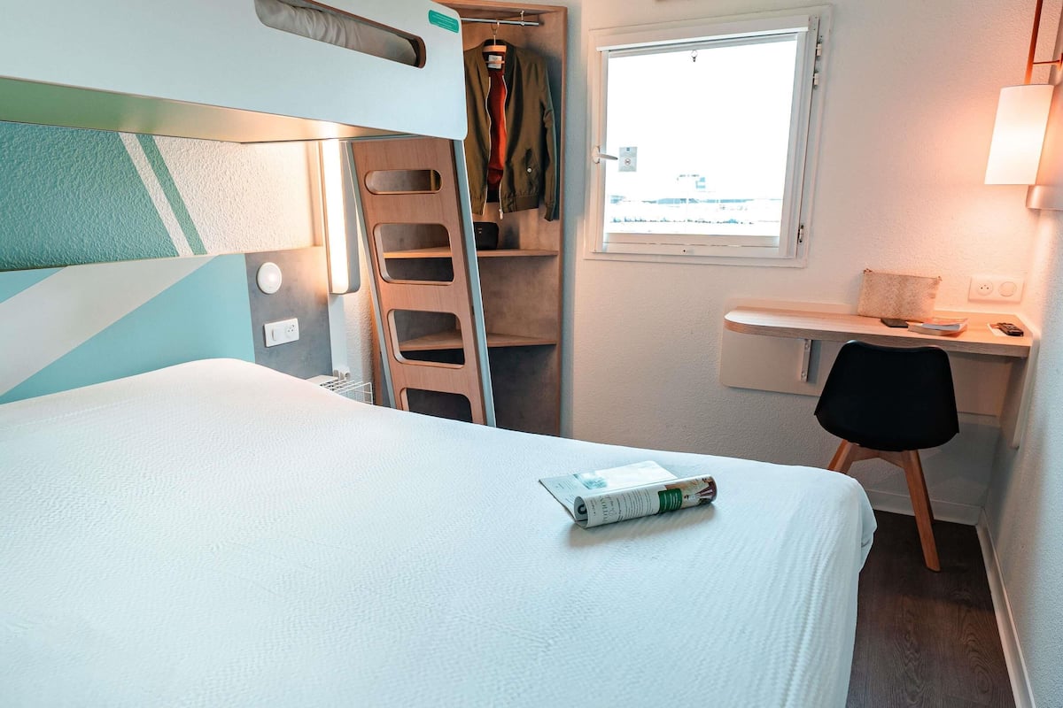 Escritorio, cortinas blackout, wifi gratis y ropa de cama