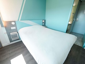 Double Room | Desk, blackout curtains, free WiFi, bed sheets