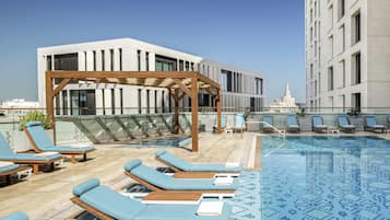Piscine extérieure, parasols de plage, chaises longues