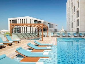 Piscina externa, funciona das 6h às 21h, guarda-sóis, espreguiçadeiras