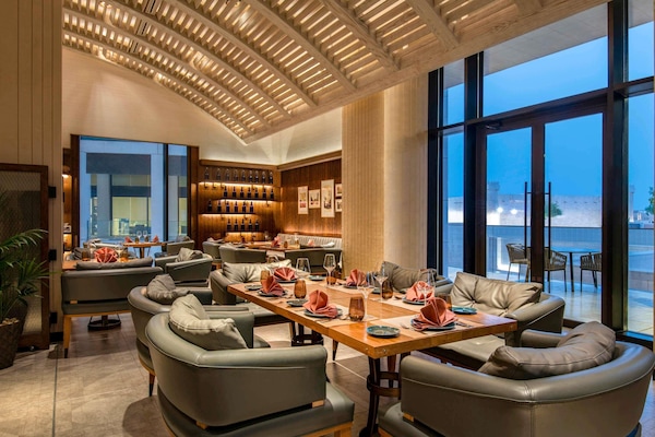 3 restaurants, breakfast, lunch, dinner served; seafood