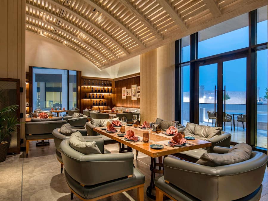 3 restaurants, breakfast, lunch, dinner served; seafood