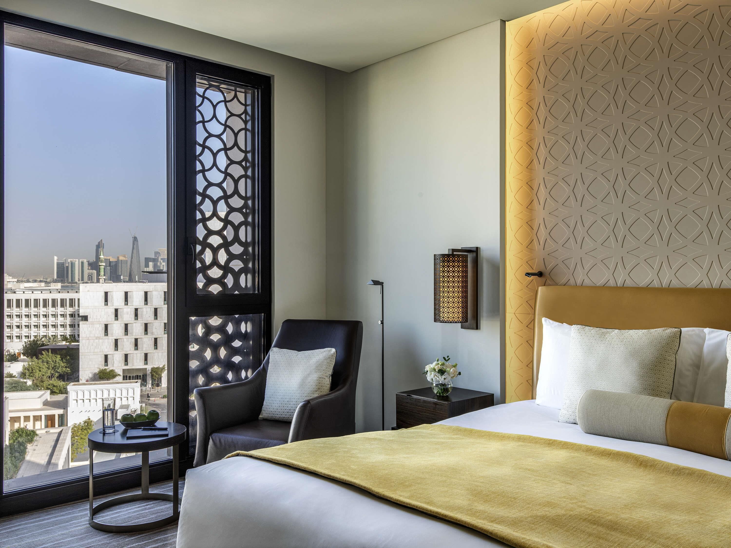 Sengetøy av topp kvalitet, minibar og safe på rommet