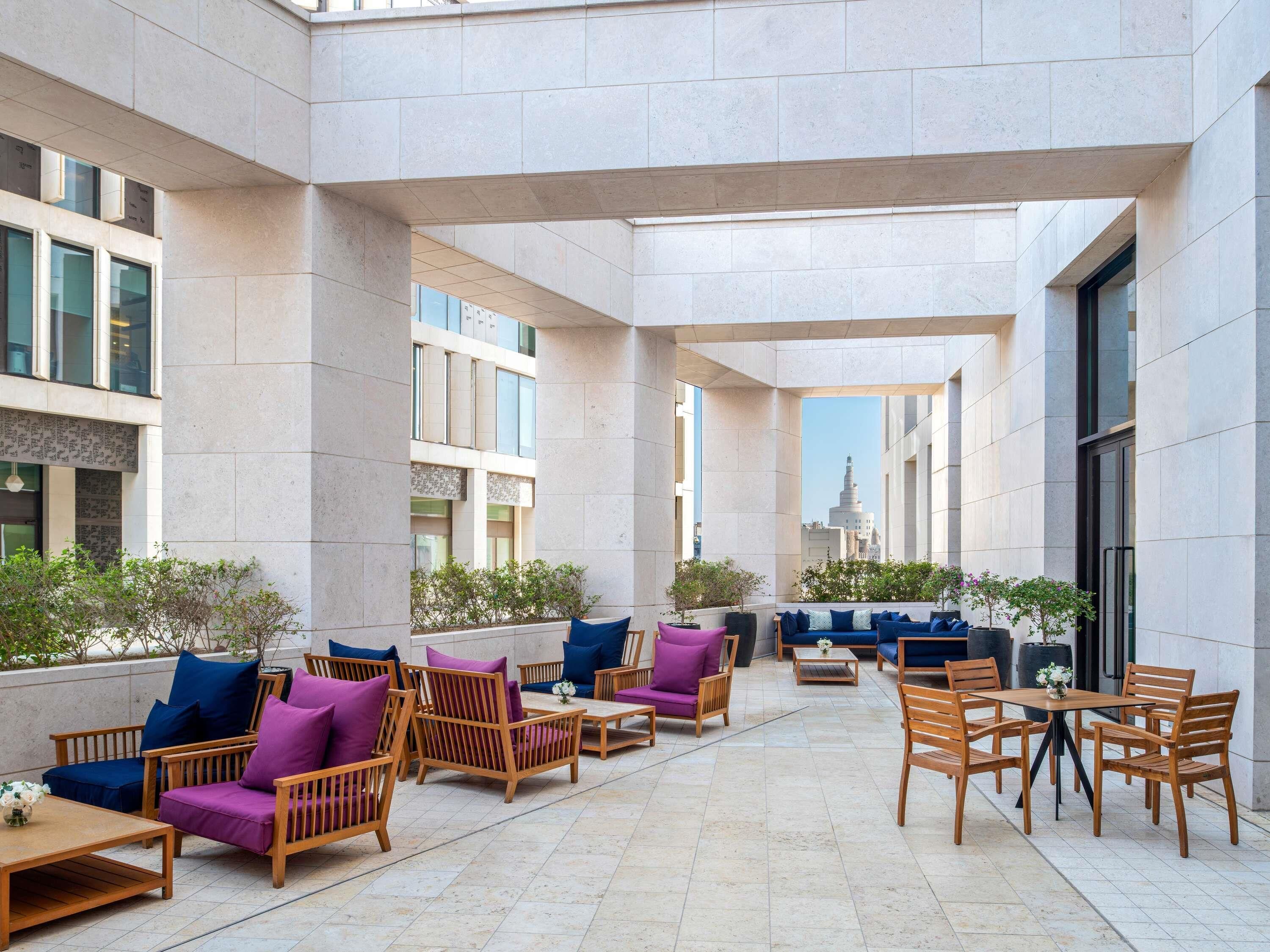 3 restaurants, breakfast, lunch, dinner served; seafood 