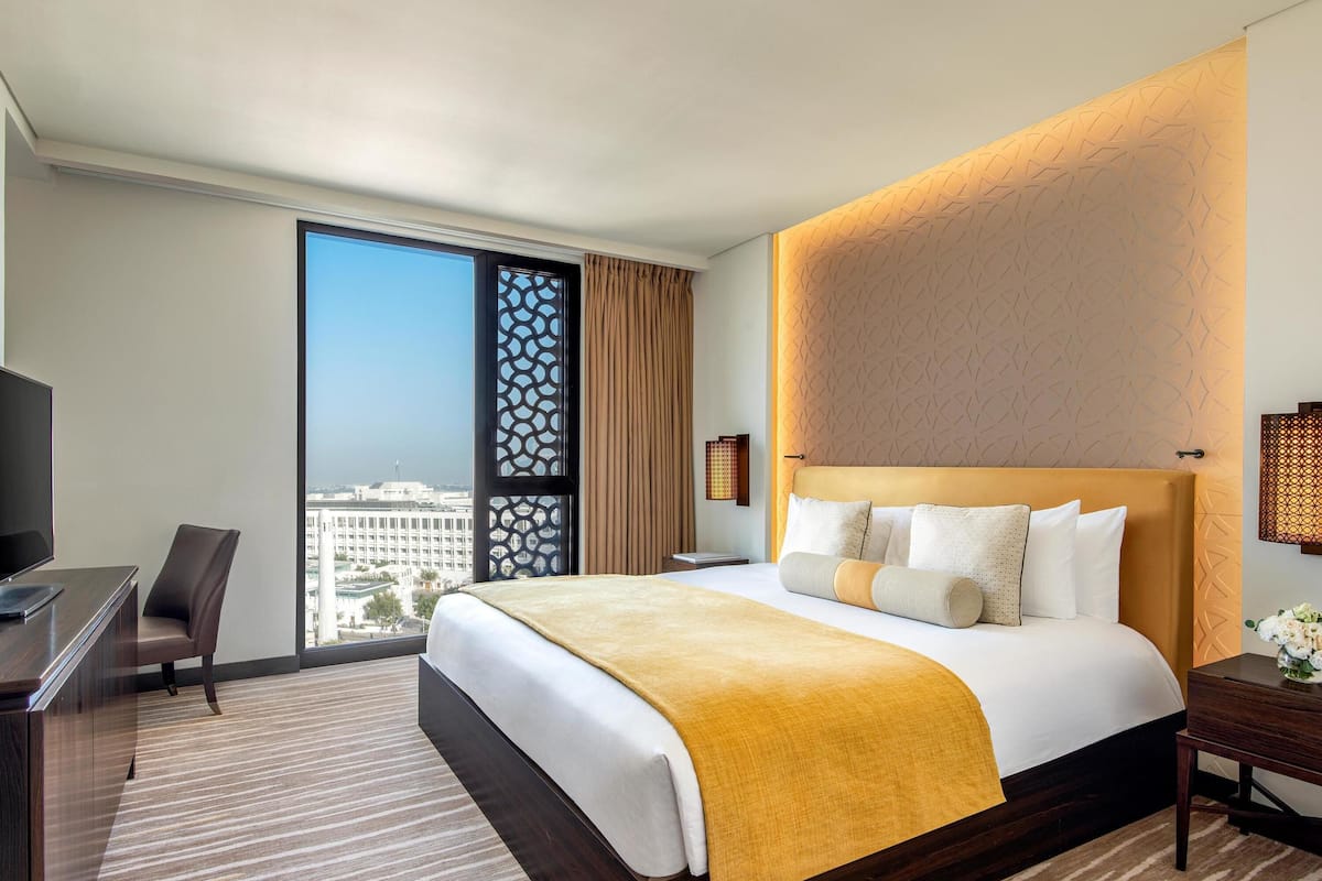 Suíte luxo, 1 quarto (1 King Size Bed and Living Area) | 1 quarto, roupas de cama premium, frigobar, cofres nos quartos