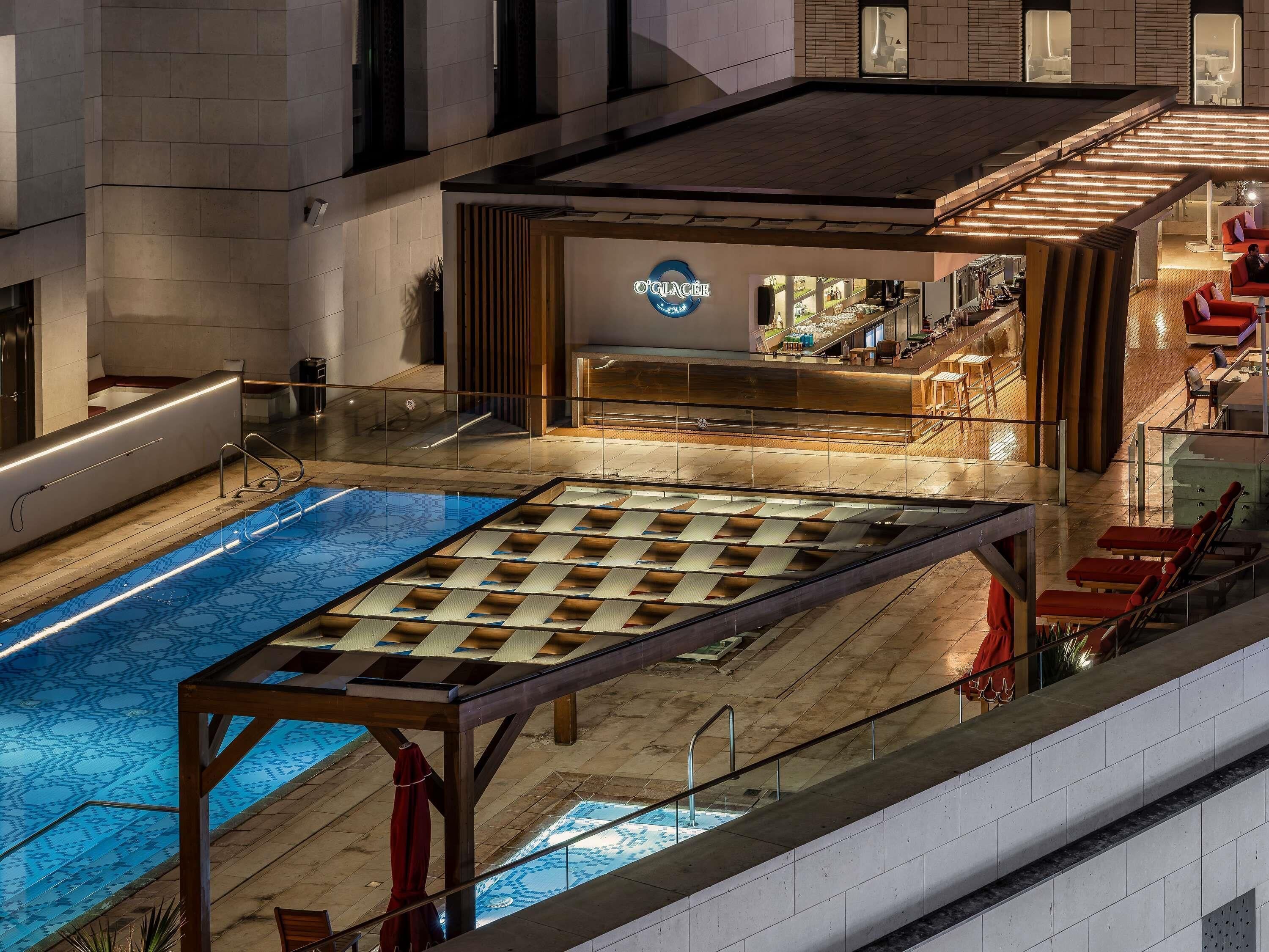 Una piscina al aire libre (de 06:00 a 21:00), sombrillas, tumbonas