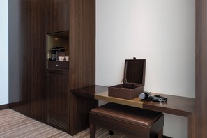 Hochwertige Bettwaren, Minibar, Zimmersafe, individuell dekoriert