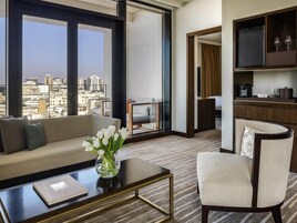 套房, 1 间卧室, 露台 (SOUQ Waqif View) | 高档床上用品、迷你吧、客房内保险箱、特色装修