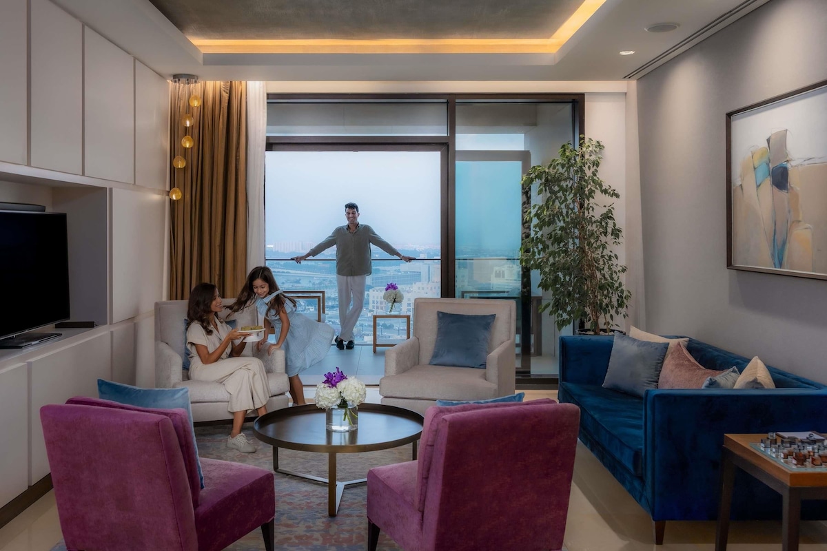 أغطية فراش متميزة وميني بار وخزنة داخل الغرفة ومكتب