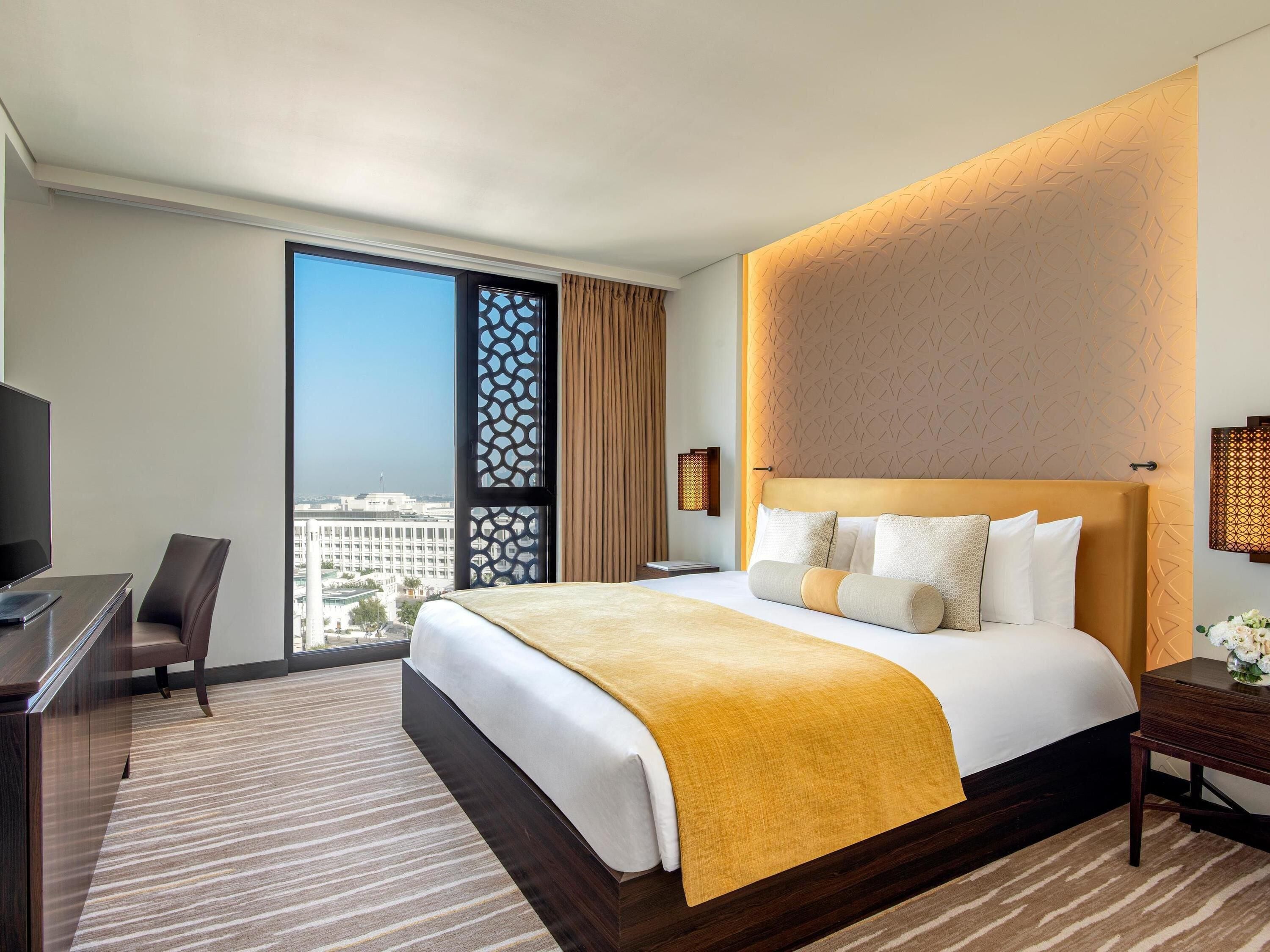 Deluxe suite, 1 slaapkamer (1 King Size Bed and Living Area) | Luxe beddengoed, een minibar, een kluis op de kamer