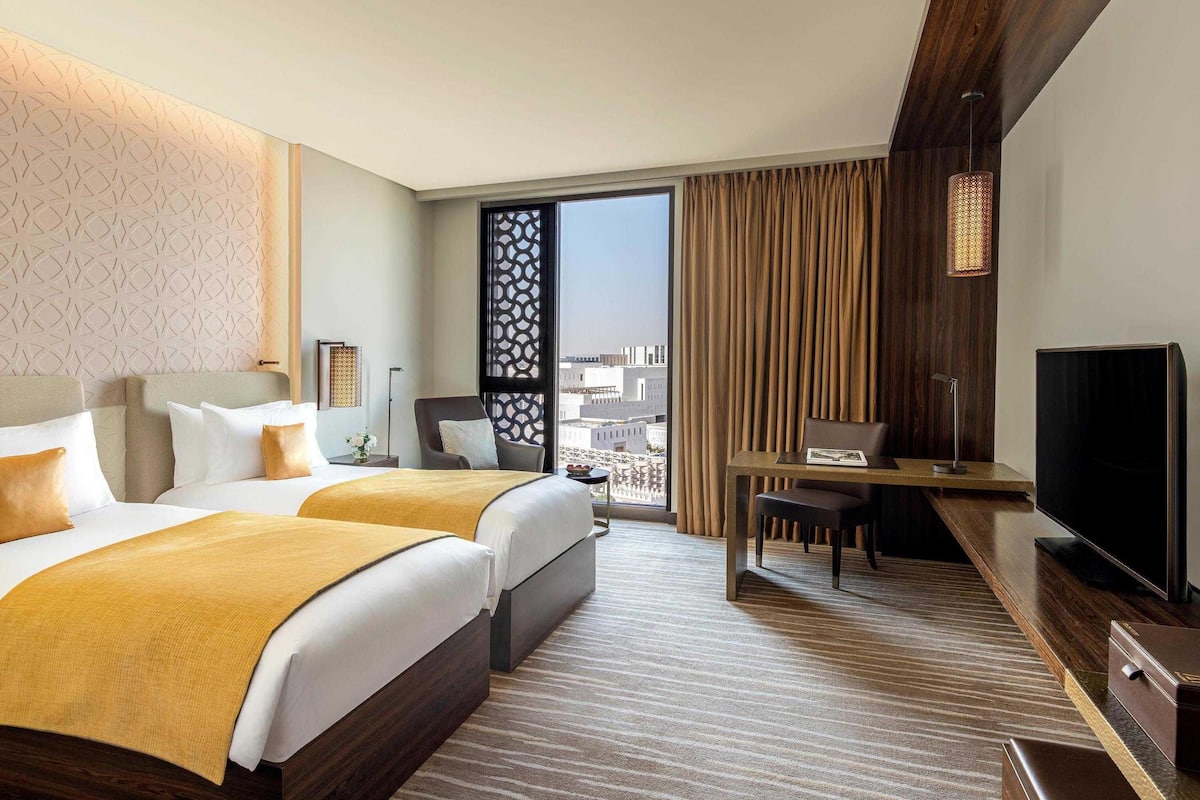 Quarto superior, 2 camas de solteiro | 1 quarto, roupas de cama premium, frigobar, cofres nos quartos