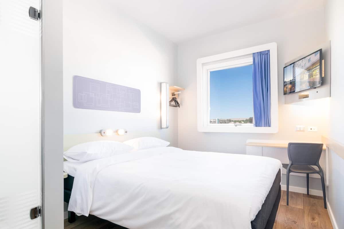 Rom – standard, 1 dobbeltseng | Skrivebord, skrivebord for bærbar PC, lydisolert og wi-fi (inkludert)