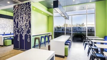 Petit déjeuner buffet servi tous les jours en supplément