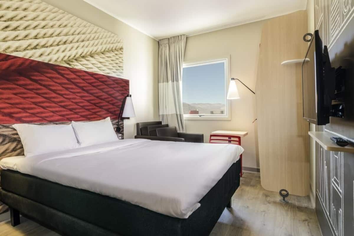 Comfort-Zimmer, Mehrere Betten | Zimmersafe, Schreibtisch, schallisolierte Zimmer, kostenloses WLAN