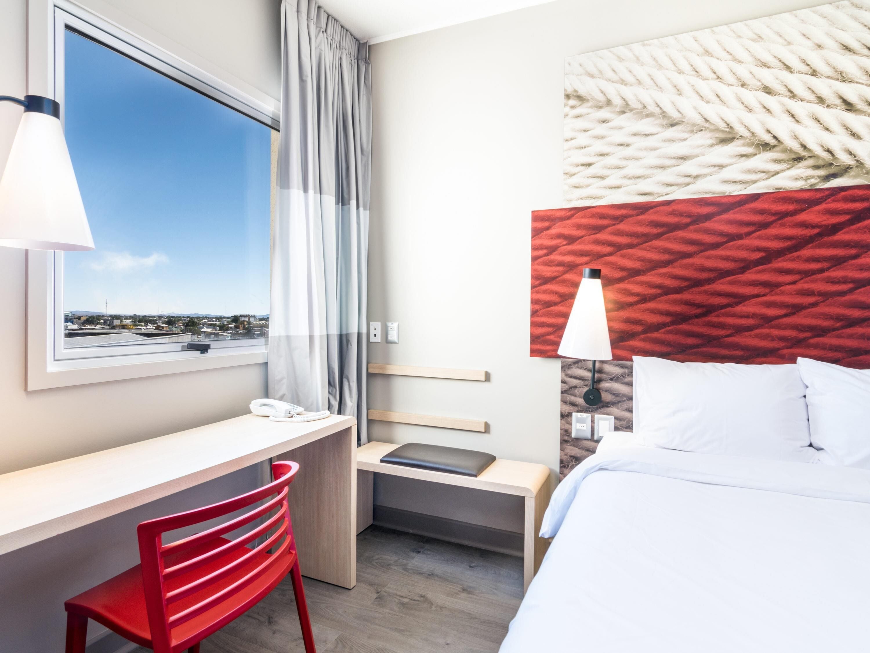 客房內保險箱、書桌、隔音、免費無線上網