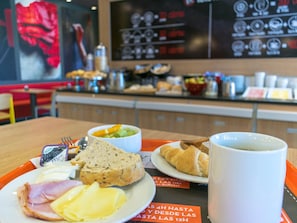 Päivittäinen buffetaamiainen maksusta