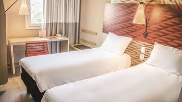 Comfort Room, 2 Twin Beds | In-room safe, desk, soundproofing, free WiFi