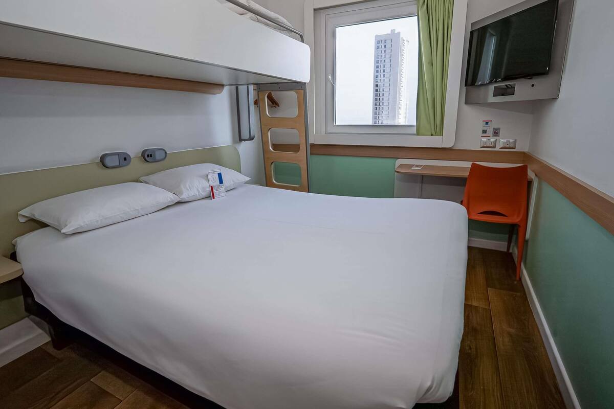 Standard Room, Multiple Beds | Desk, soundproofing, free WiFi, bed sheets