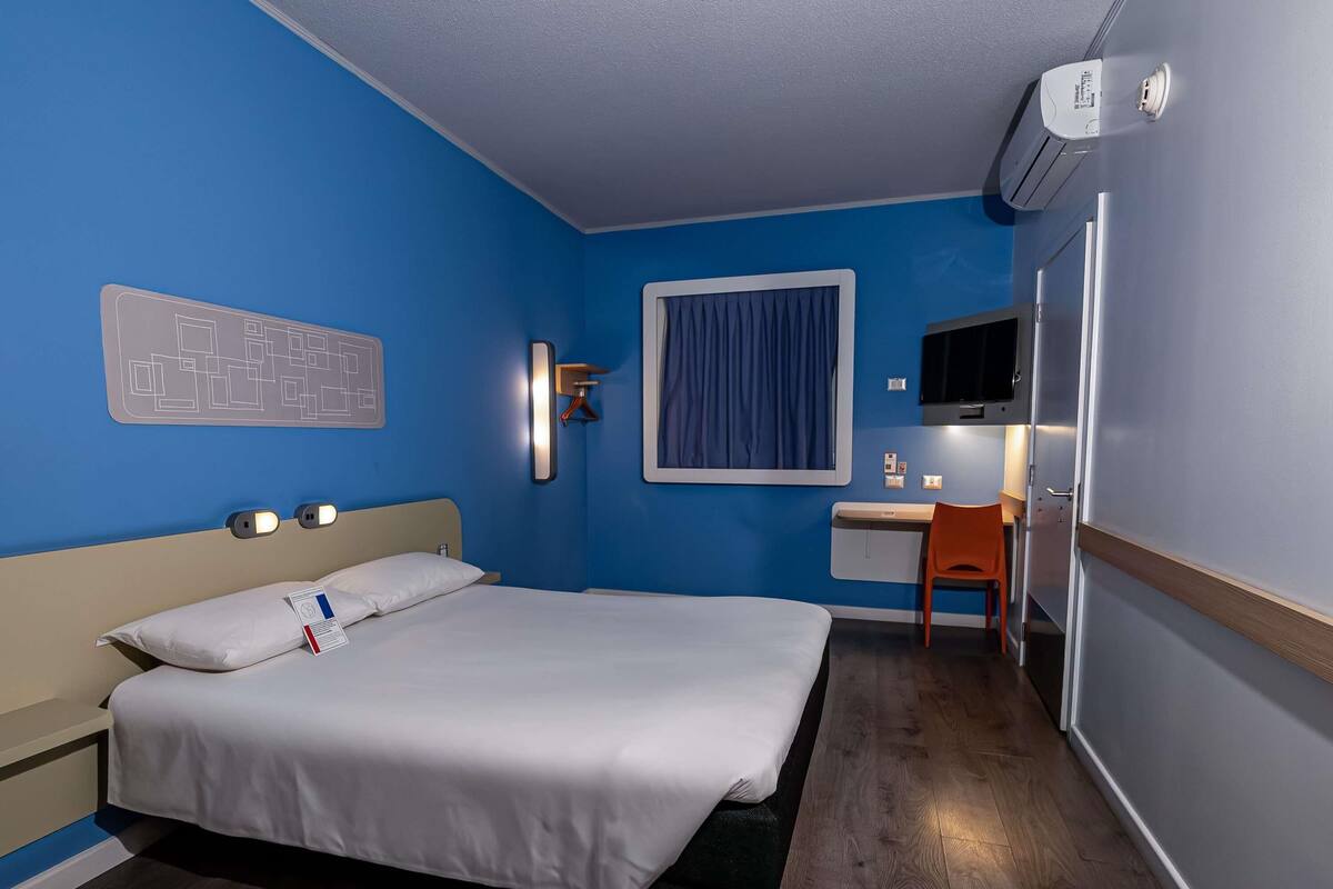 Standard Room, 1 Double Bed, Accessible | Desk, soundproofing, free WiFi, bed sheets