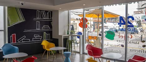 Desk, soundproofing, free WiFi, bed sheets