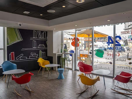 Escritorio, sistema de insonorización, wifi gratis y ropa de cama