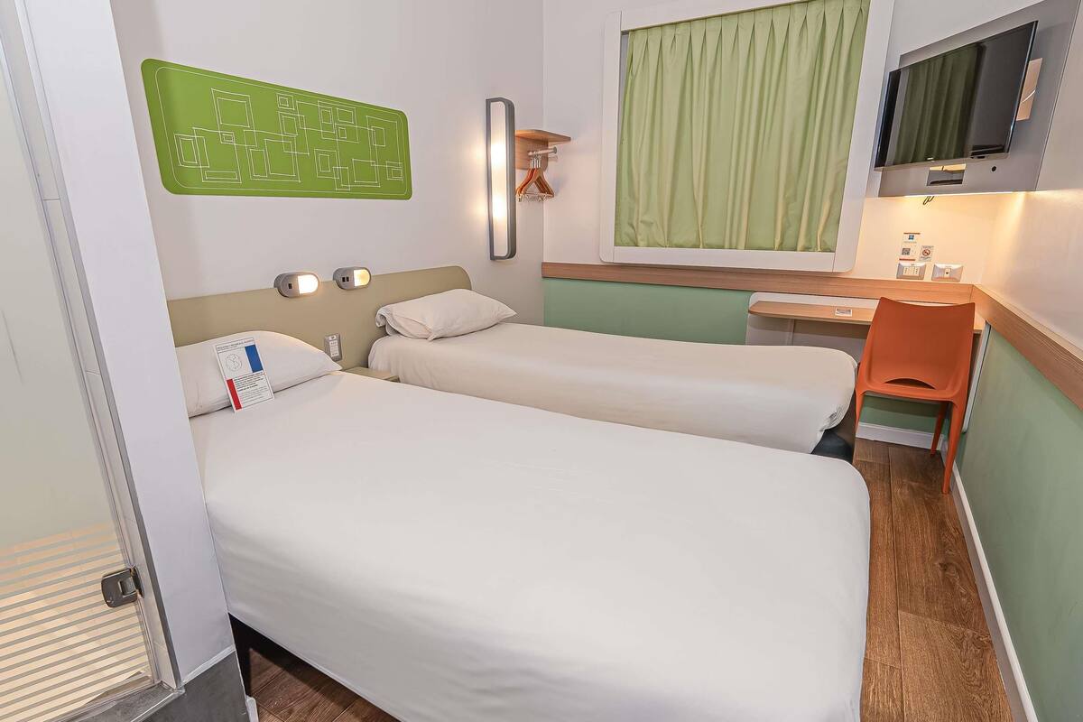 Standard Twin Room, 2 Twin Beds | Desk, soundproofing, free WiFi, bed sheets