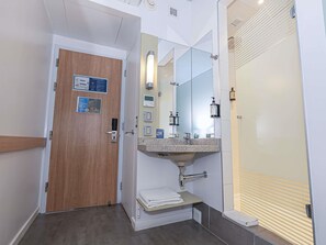 Escrivaninha, quartos à prova de som, Wi-Fi de cortesia, roupa de cama