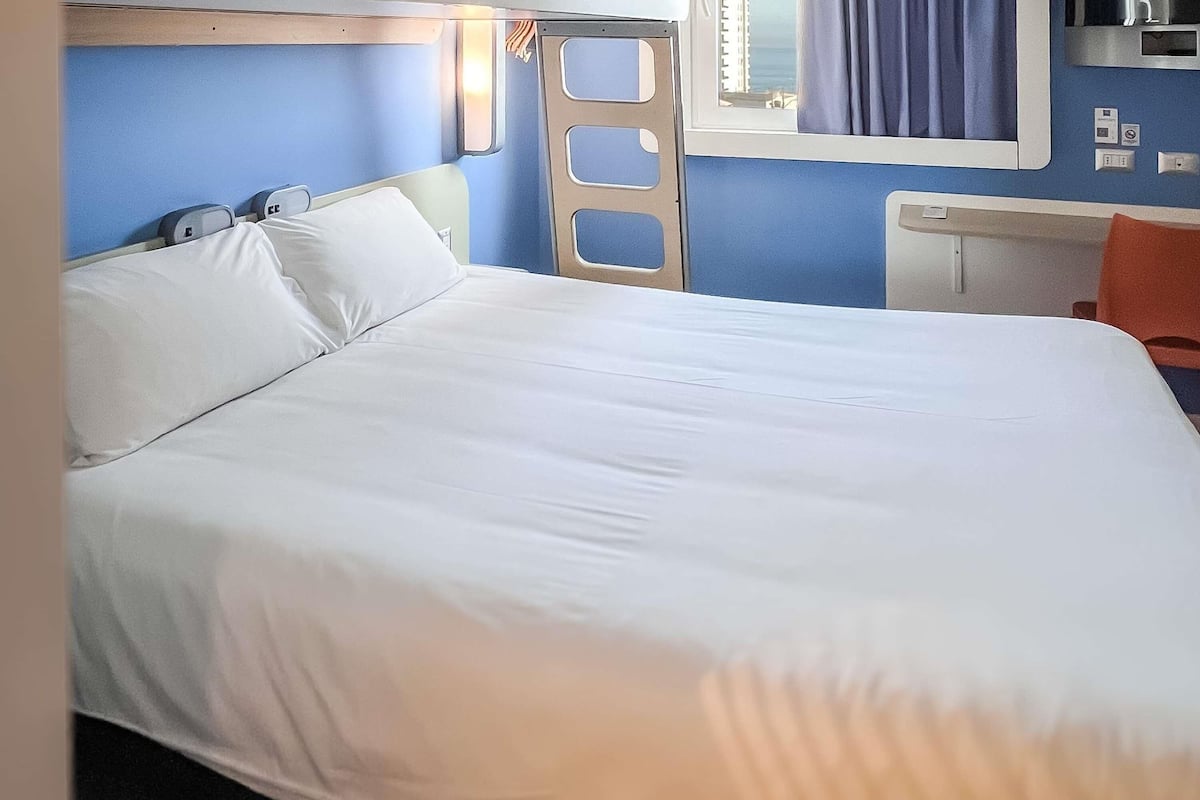 Standard Room, Multiple Beds | Desk, soundproofing, free WiFi, bed sheets