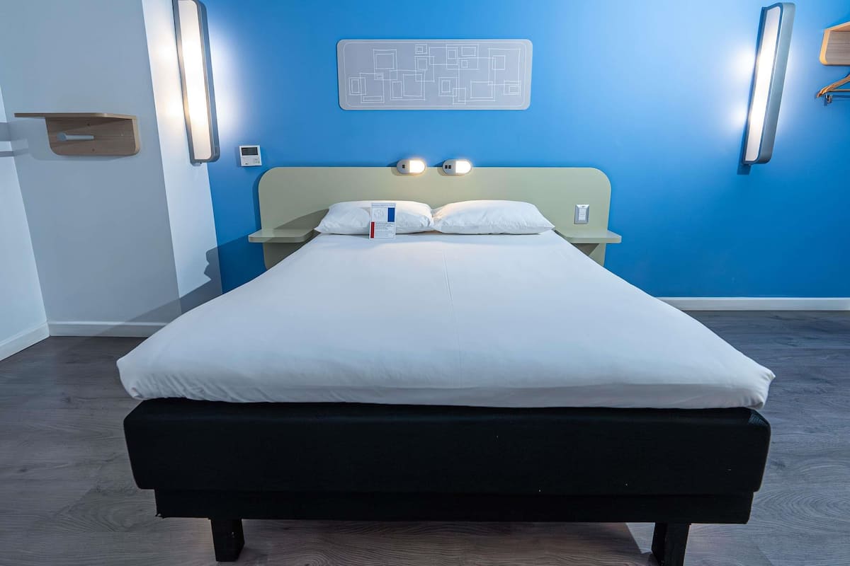 Standard Room, 1 Double Bed, Accessible | Desk, soundproofing, free WiFi, bed sheets