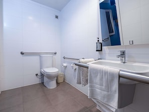 Standard Room, 1 Katil Kelamin (Double), Accessible | Meja, kalis bunyi, Wi-fi percuma, cadar katil