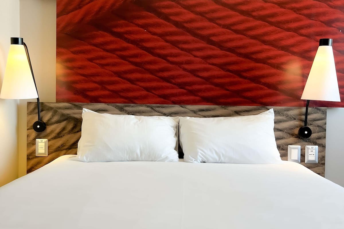 Standardzimmer, 1 Doppelbett | Zimmersafe, Schreibtisch, schallisolierte Zimmer, kostenloses WLAN