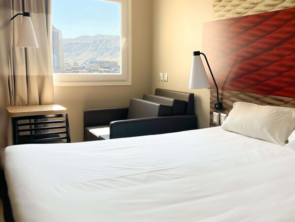 Quarto standard, várias camas | Cofres nos quartos, escrivaninha, quartos à prova de som