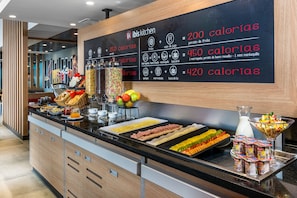 Tägliches Frühstücksbuffet (7 USD pro Person)