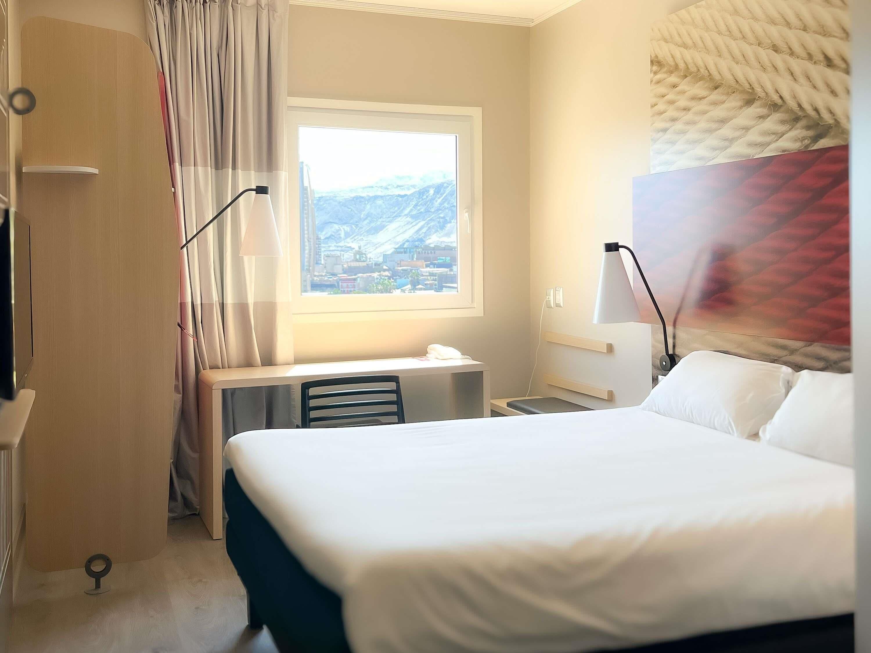 Rom – standard, 1 dobbeltseng | Safe på rommet, skrivebord, lydisolert og wi-fi (inkludert)