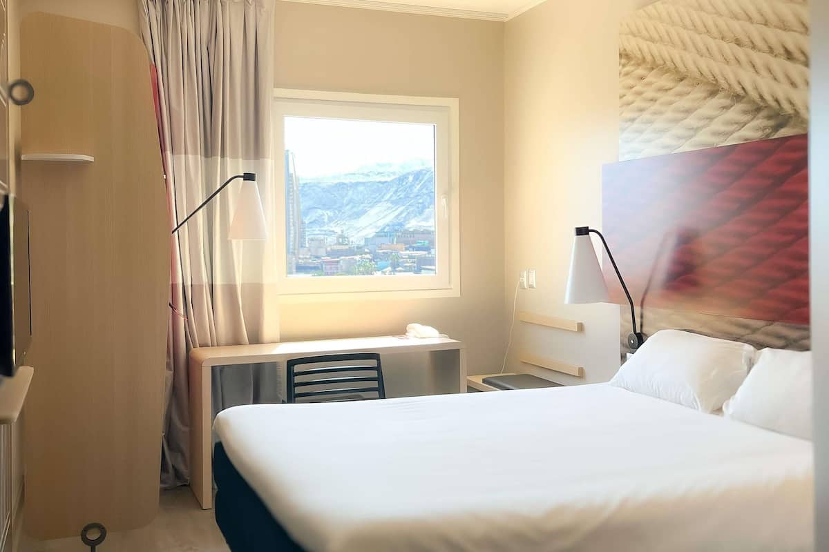 Rom – standard, 1 dobbeltseng | Safe på rommet, skrivebord, lydisolert og wi-fi (inkludert)