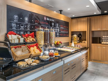 Sarapan prasmanan setiap hari (USD 7 per orang)