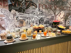 Se ofrece un desayuno bufé (8.9 EUR por persona)