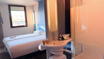 Escritorio, cortinas blackout y sistema de insonorización