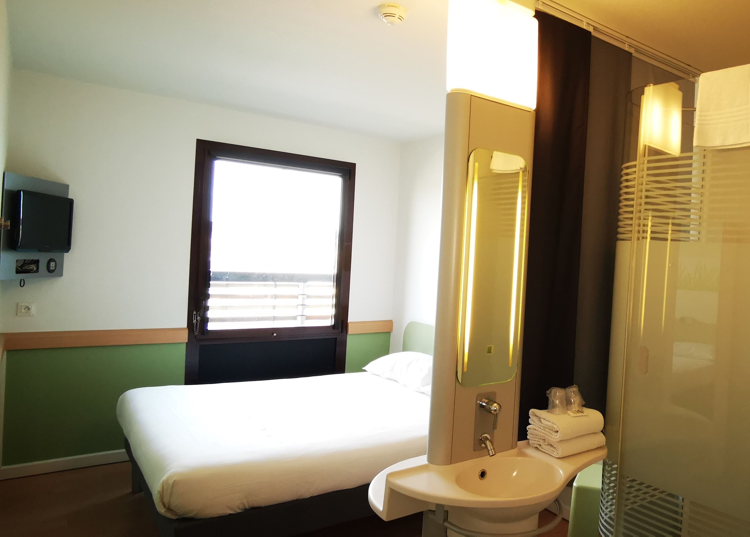 double room | bathroom | shower, eco-friendly toiletries, hair dryer, towels