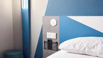 Escritorio, cortinas blackout y sistema de insonorización