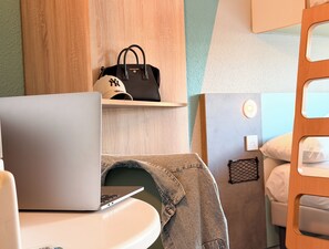 Työpöytä, pimennysverhot, äänieristys, silitysrauta/-lauta