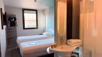 مكتب وستائر تعتيم وتجهيزات عازلة للصوت ومكواة/لوح كي