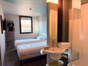 Chambre avec lits jumeaux, 2 lits jumeaux | Bureau, rideaux d’obscurcissement, système d’insonorisation