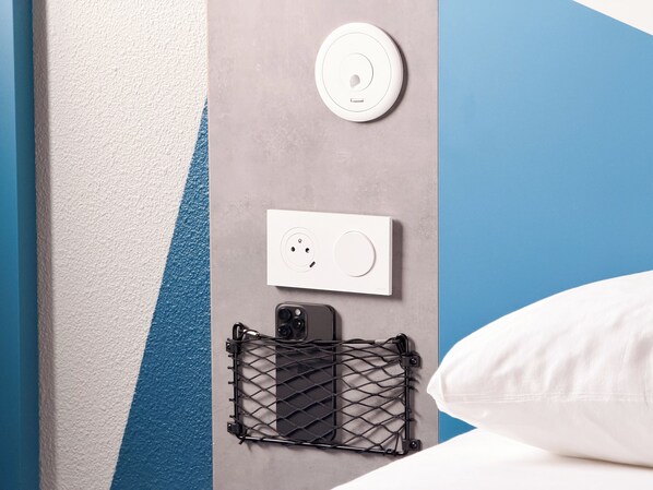 Een wandcontactdoos, een telefoonoplaadstation en een stopcontact.