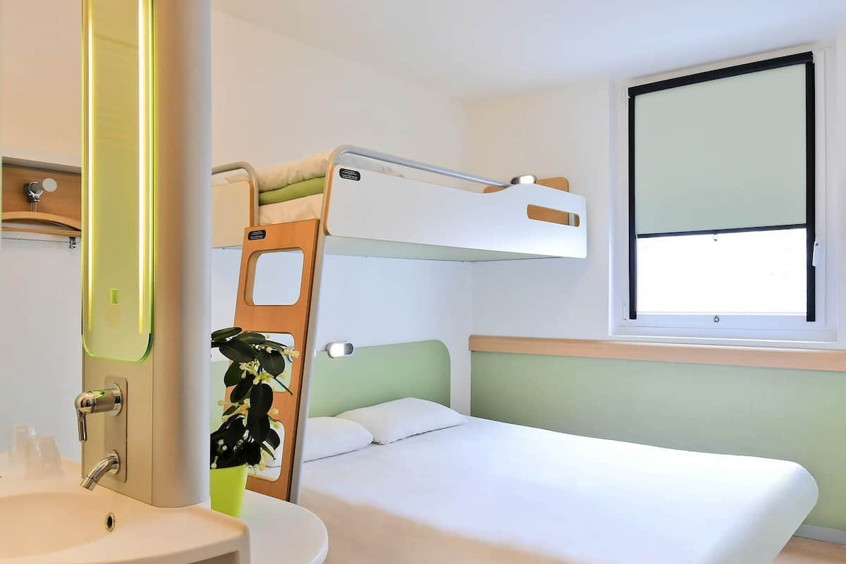 Quarto triplo, várias camas | Escrivaninha, cortinas blackout, quartos à prova de som