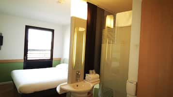 Habitación doble | Escritorio, cortinas blackout y insonorización