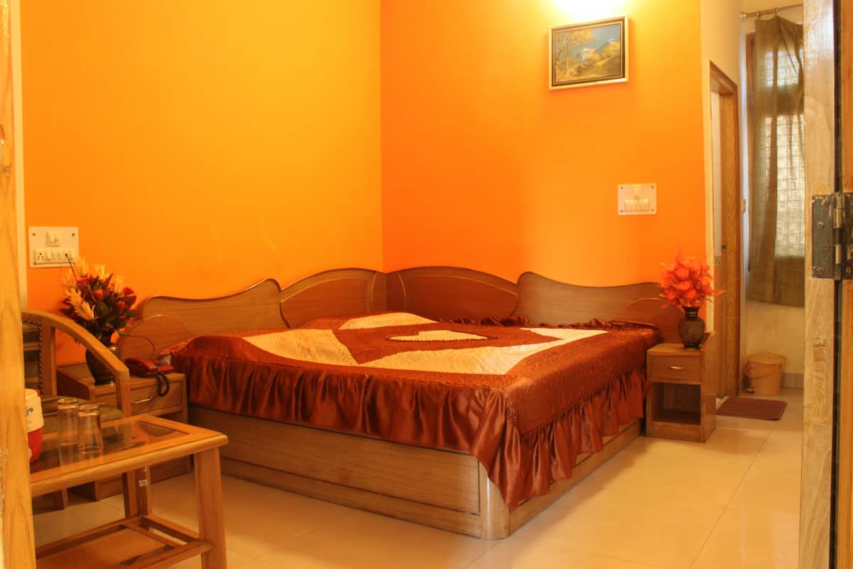 Premium bedding, in-room safe, soundproofing, free WiFi