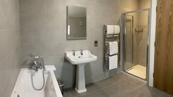 Deluxe Double Room | Bathroom | Hair dryer, towels